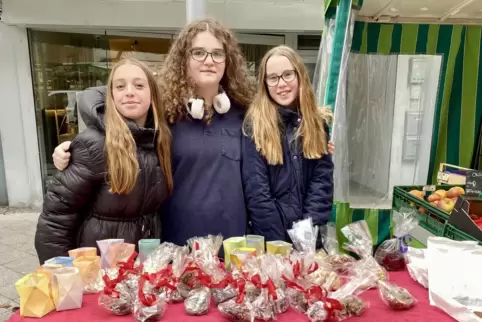 Stolze Plätzchenverkäuferinnen in Frankenthal: (von links) Mila, Hannah und Elisa. 