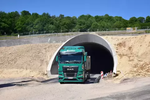 Durch den Tunnel bei Bad Bergzabern rollen noch eine ganze Weile ausschließlich Baustellenfahrzeuge. 