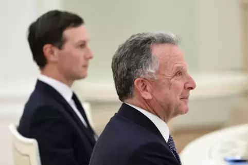 Wie brave Schuljungs im Kreml: Trumps-Diplomaten Azubis Witkoff (rechts) und Kushner. 
