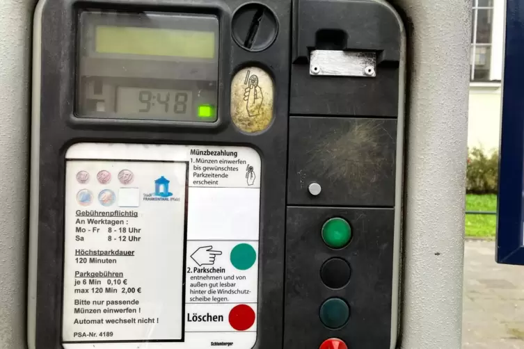 Ein Parkautomat in der Kanalstra&szlig;e: Wer nur kurz etwas erledigen will, kann die Br&ouml;tchentaste dr&uuml;cken. 