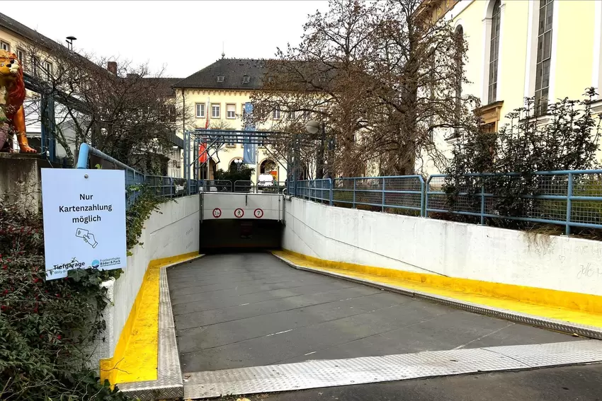 Die Zufahrt der Tiefgarage Willy-Brandt-Anlage im Herzen von Frankenthal.