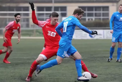Fabian Klein (blaues Trikot) im Derby gegen SV Phönix Schifferstadt. 