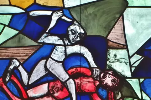 In der Edith-Stein-Kirche zeigt ein Fenster, wie Kain seinen Bruder Abel erschlägt.