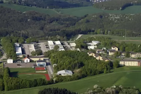 Im – auf dem Foto – vorderen Bereich der früheren Kaserne ist seit gut zehn Jahren eine Aufnahmeeinrichtung für Geflüchtete eing