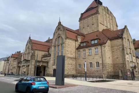 Die Stadtholding ist unter anderem für die Festhalle, aber auch das La Ola oder das Freibad zuständig.