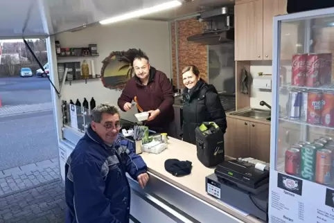 Margarethe Wiechert und Michael Drechsel haben sich mit der Neueröffnung der Imbissbude in der Niederauerbacher Gewerbestraße ih