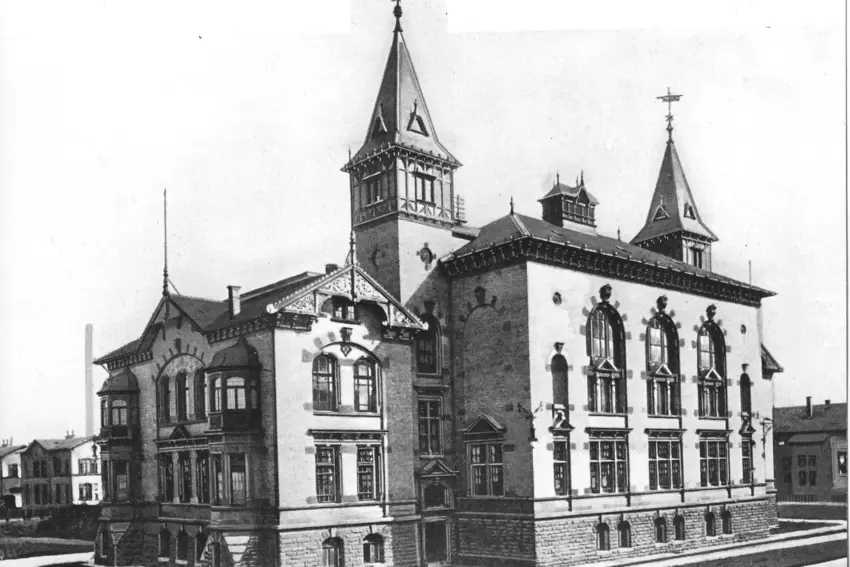Das Gesellschaftshaus in ursprünglicher Form um 1900.