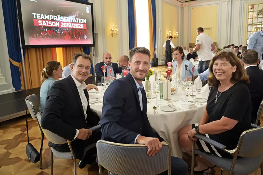 Nicht nur die BASF nutzt den repräsentativen Saal: OB Jutta Steinruck, Eulen-Trainer Ben Matschke und Werkleiter Michael Heinz b