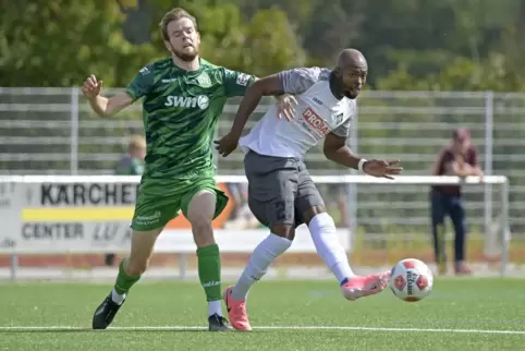 Linksfuß mit Durchsetzungskraft: Jhon Mosquera Carabali (rechts) vom FC Arminia Ludwigshafen. 