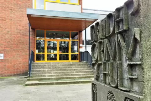 Eingang zur Grimm-Grundschule in der Hornstraße, die rund 300 Mädchen und Jungen besuchen. „Der Schulhof steht den Kindern nur n