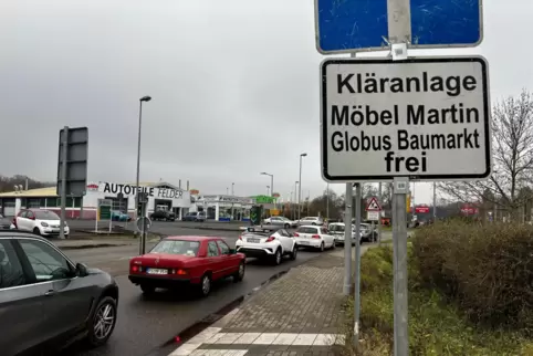 Dort, wo der Verkehr noch einspurig fahren kann, staut es sich. Dort, wo der Verkehr noch einspurig fahren kann, staut es sich.