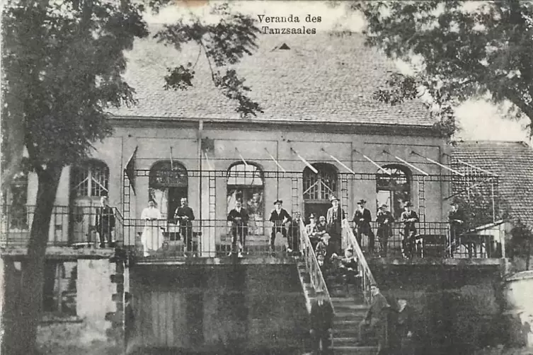 Diese Ansichtskarte von 1917 zeigt die Veranda des Tanzsaals. 