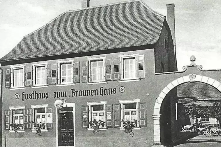 Im Dritten Reich hie&szlig; das Lokal Gasthaus zumBraunen Haus und war reich an Hakenkreuzen. 