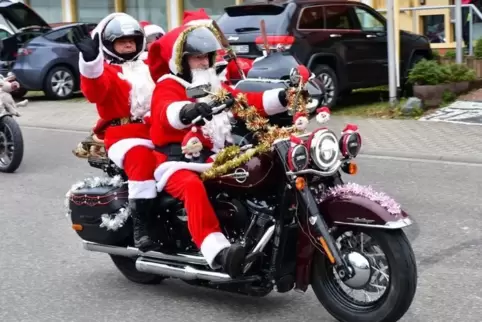 Inge und Heinz Klein auf ihrer mit Girlanden und Lichterketten verzierten Harley Davidson.