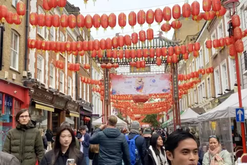 Textile Kunst quer über die Straße: In der Chinatown in London sieht das so aus. Textile Kunst quer über die Straße: In der Chinatown in London sieht das so aus.