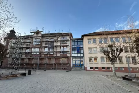 Die Kreisverwaltung in Germersheim: Links der denkmalgeschützte Teil, rechts der Trakt aus den 1950ern. 