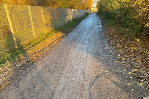 Schlammbedeckt: Die Verlängerung der Wilhelm-Hauff-Straße in Richtung Mörsch soll Radfahrern als Umleitung dienen, ist aber nur 