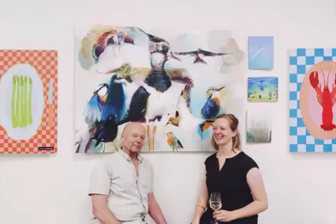 Christian und Helene Uhl vor ihren Bildern.