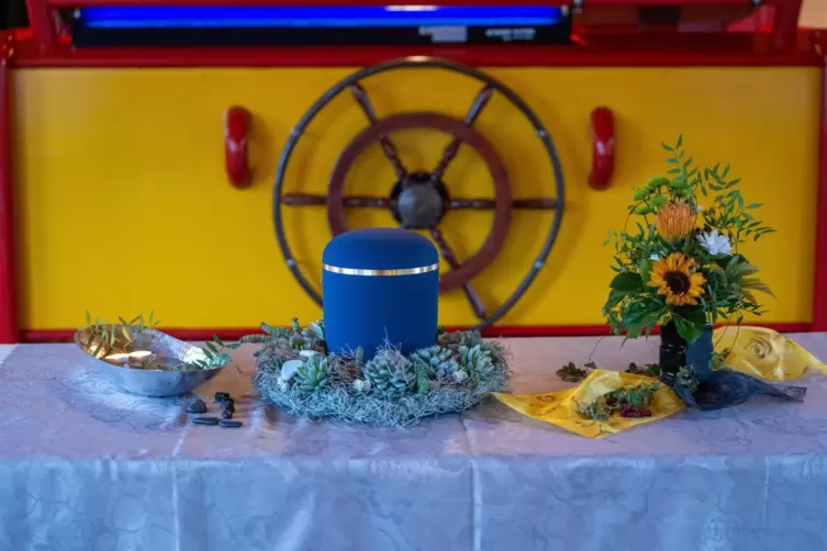 Auf der Mosel ist ein altes Postschiff f&uuml;r Flussbestattungen hergerichtet worden. 