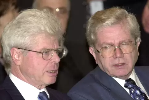 Homburgs Oberbürgermeister Reiner Ulmcke (rechts) mit seinem Zweibrücker Amtskollegen Jürgen Lambert 2001 bei der Verleihung des Homburgs Oberbürgermeister Reiner Ulmcke (rechts) mit seinem Zweibrücker Amtskollegen Jürgen Lambert 2001 bei der Verleihung des