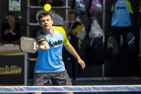 Bald auch im Strecktal? Die Trendsportart Pickleball, die mit einem eckigen Schläger gespielt wird. 
