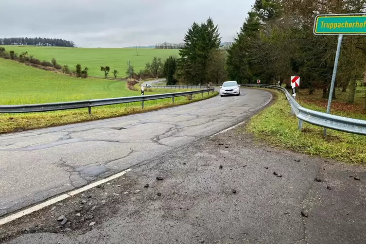 Sanierungsreif: die Kreisstra&szlig;e 74 zwischen Contwig und dem Outlet Zweibr&uuml;cken. 