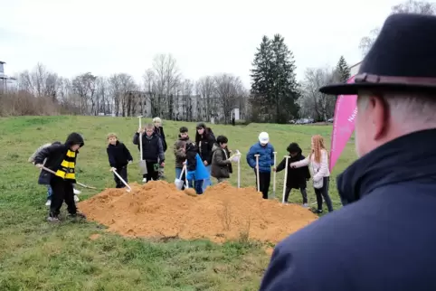 Der Spatenstich des Nardinihaus-Neubaus in der Canadasiedlung wird unter den Augen von Nardini-Prokurist Matthias Schwinzer von 
