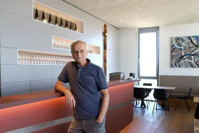Heiner Sauer in der Vinothek in Landau-Nußdorf.