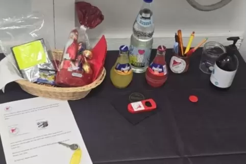 In der Seebacher Kabine wird der Schiedsrichter mit Schokolade und Getränken willkommen geheißen.