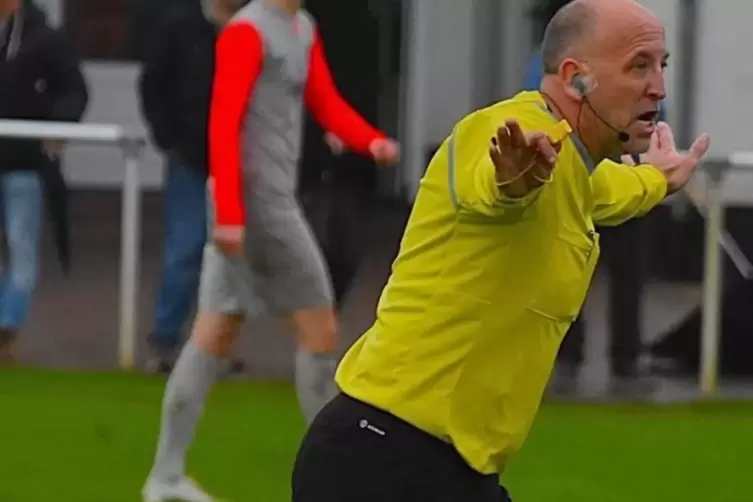 Schiedsrichter Gernot Becker vom ASV M&ouml;rsch im Bezirksligaspiel 1. FC 08 Ha&szlig;loch - TSG Jockgrim.