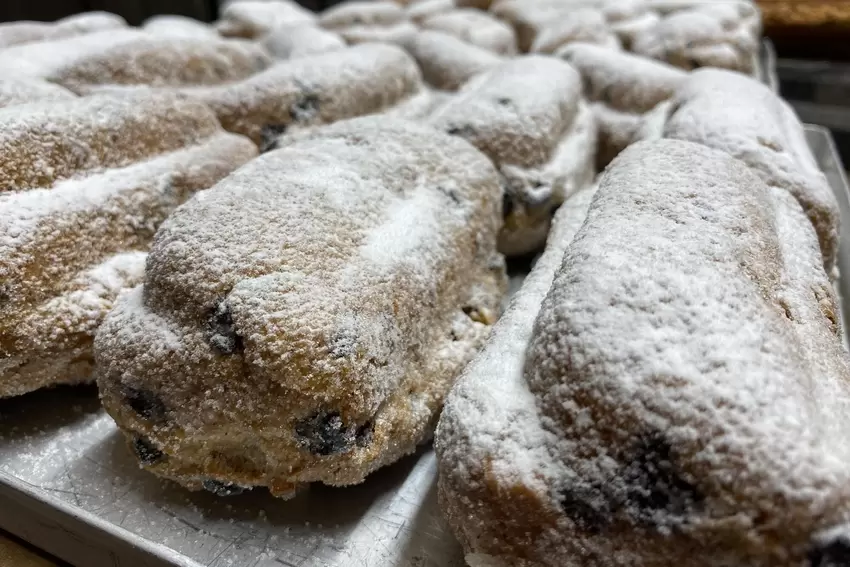 Der Stollen lagert im Kühlraum.