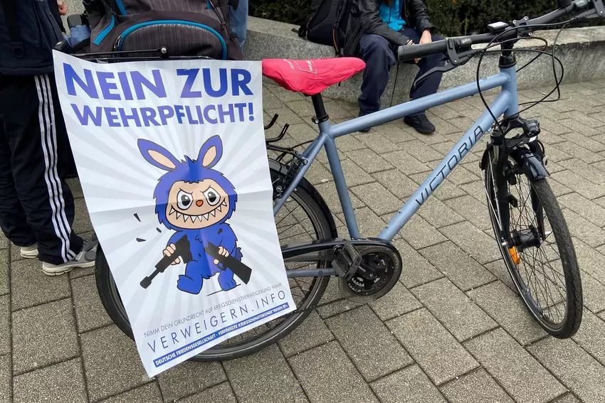 Schüler machen mit einem Schulstreik in Ludwigshafen ihre Haltung zur geplanten Wehrpflicht deutlich.