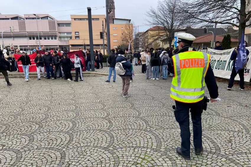 Schüler machen mit einem Schulstreik in Ludwigshafen ihre Haltung zur geplanten Wehrpflicht deutlich.