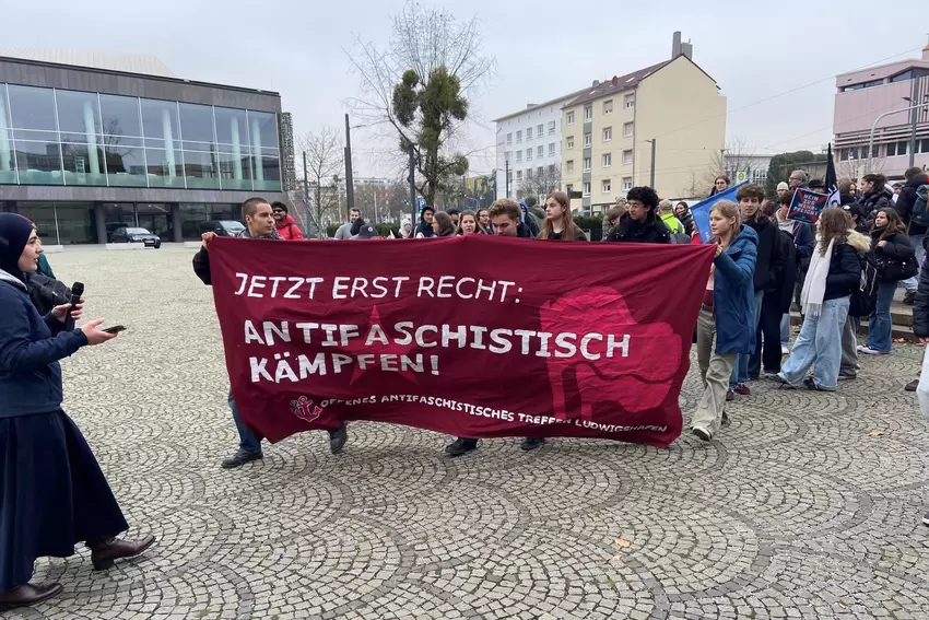 Schüler machen mit einem Schulstreik in Ludwigshafen ihre Haltung zur geplanten Wehrpflicht deutlich.