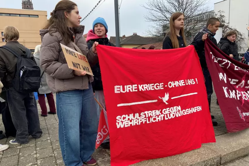 Schüler machen mit einem Schulstreik in Ludwigshafen ihre Haltung zur geplanten Wehrpflicht deutlich.
