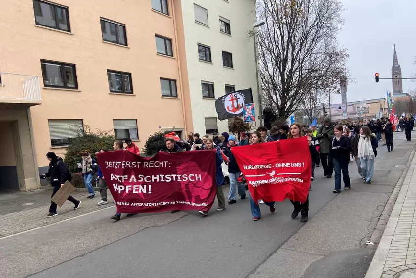 Schüler machen mit einem Schulstreik in Ludwigshafen ihre Haltung zur geplanten Wehrpflicht deutlich.