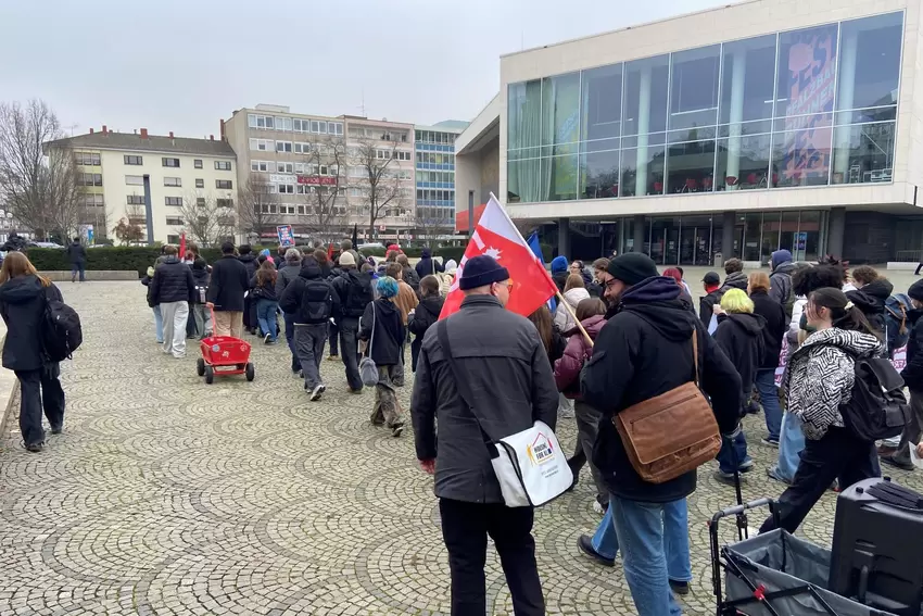 Schüler machen mit einem Schulstreik in Ludwigshafen ihre Haltung zur geplanten Wehrpflicht deutlich.