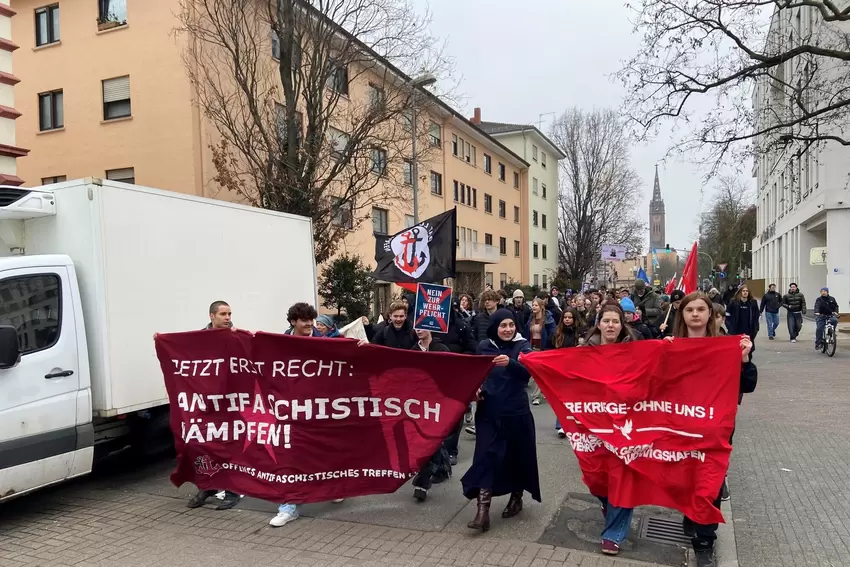 Schüler machen mit einem Schulstreik in Ludwigshafen ihre Haltung zur geplanten Wehrpflicht deutlich.