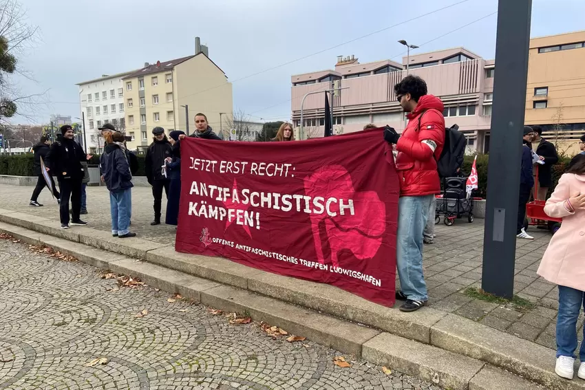 Schüler machen mit einem Schulstreik in Ludwigshafen ihre Haltung zur geplanten Wehrpflicht deutlich.