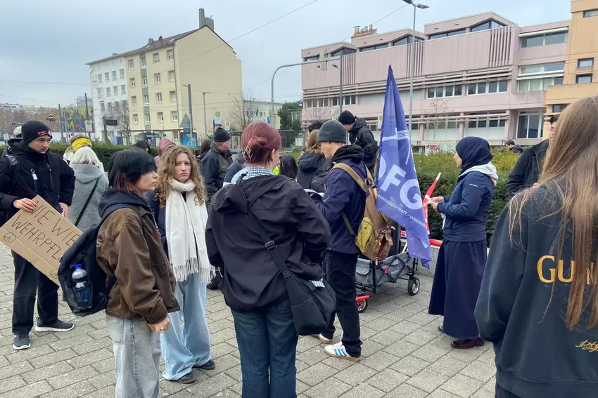 Schüler machen mit einem Schulstreik in Ludwigshafen ihre Haltung zur geplanten Wehrpflicht deutlich.