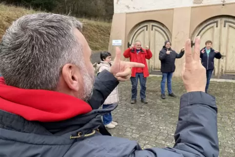 Gar nicht mal so leicht: Mit den Händen im schnellen Wechsel eine Pistole und einen Hasen zeigen. Das ist eine von vielen Gehirn