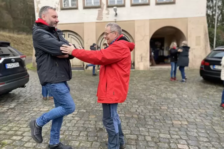 Markus Eberl (links) und J&uuml;rgen Wachowski bei einer Gleichgewichts&uuml;bung. 