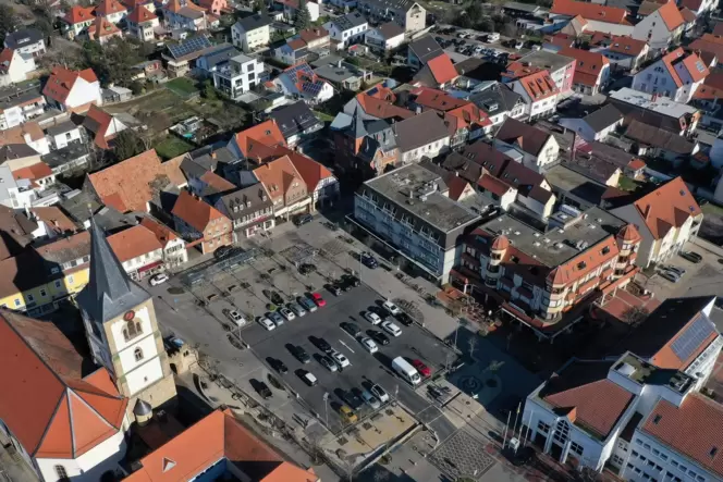 Das Sanierungsgebiet »Ortsmittelpunkt« umfasst den Bereich zwischen Teilen der Schillerstraße, der Kirchgasse, der Bahnhofstraße Das Sanierungsgebiet »Ortsmittelpunkt« umfasst den Bereich zwischen Teilen der Schillerstraße, der Kirchgasse, der Bahnhofstraße