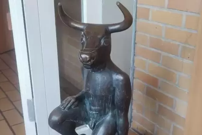 Wegen der spitzen Hörner musste diese Skulptur ins gebäude umziehen. Wegen der spitzen Hörner musste diese Skulptur ins gebäude umziehen.