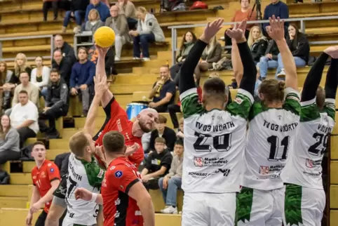 Wieder einsatzfähig: TSR-Routinier Jonas Baumgart, hier beim Wurf im Spiel gegen Wörth. 
