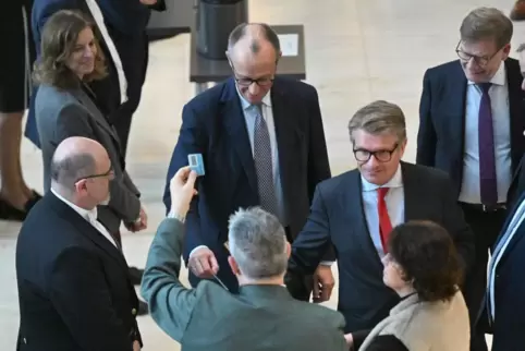 Bundeskanzler Friedrich Merz (CDU) bei der namentlichen Abstimmung über das Rentenpaket im Bundestag.