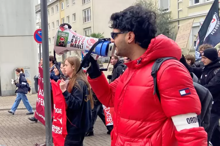 Marschbefehl per Megafon: der &bdquo;Einpeitscher&ldquo; an der Spitze. 