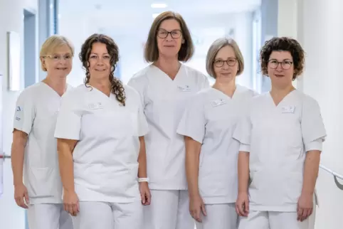 Die Geehrten (von links): Gisela Hambsch, Daniela Kielhorn, Ute Wächter, Ulrike Kinzler und Jasmin Ehmer vom onkologischen Pfleg