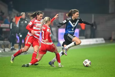 Frauenfußball hat an Dynamik gewonnen. Mit dem Spiel der Männer kann er dennoch kaum mithalten. Muss er auch nicht. 