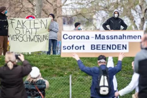 Hauptsache Misstrauen: zwei sehr gegensätzliche Demonstrationen während der Pandemie. Hauptsache Misstrauen: zwei sehr gegensätzliche Demonstrationen während der Pandemie.